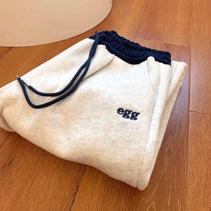 Alhambra - Losse joggingbroek met trekkoord in de taille, geborduurd met contrasterende rand
