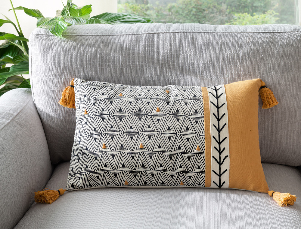 Coussin bande moutarde imprimé et brodé-Itinéraire d'Ailleurs