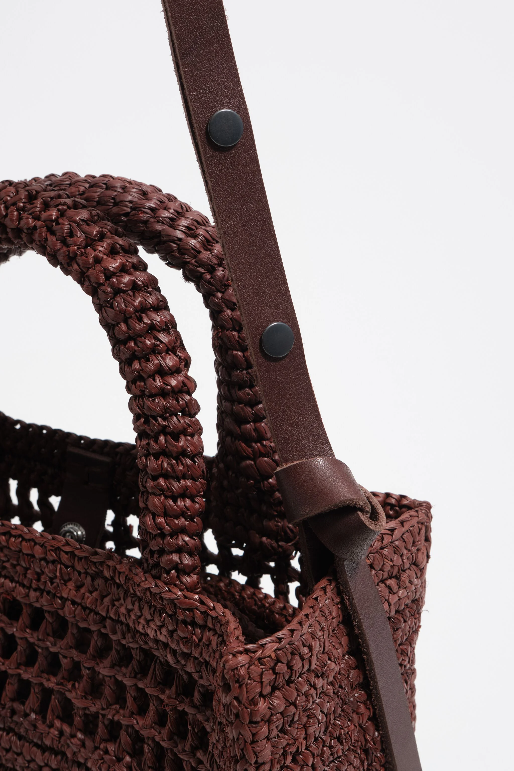 Bolsa transversal média em ráfia cor de nogueira