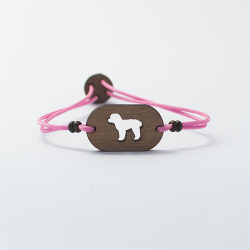 Pulseira de madeira personalizável com desenho de poodle/cão d'água na cor rosa.