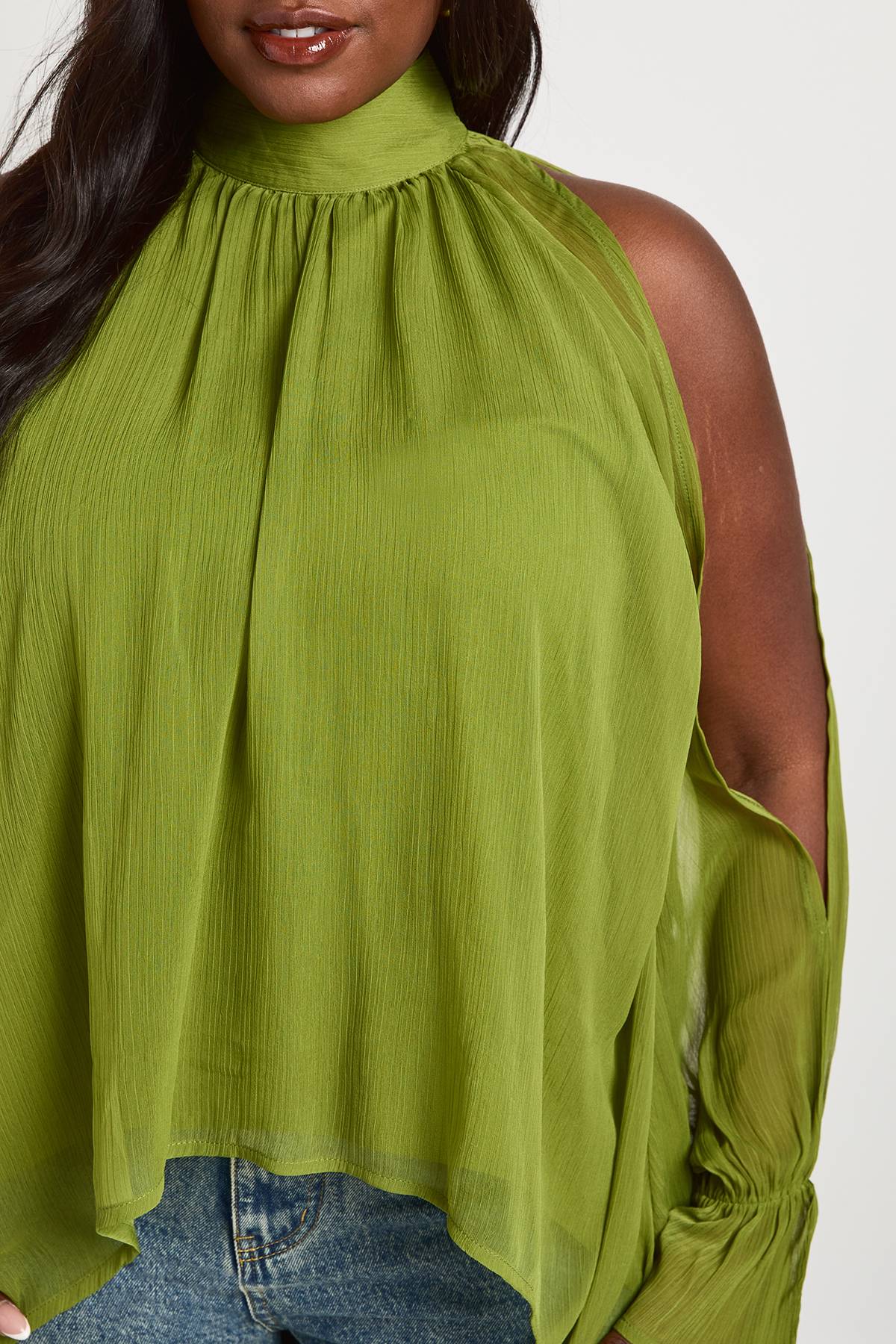 boohoo Blouse Drapée Grande Taille En Mousseline Col Licou Manches Longues