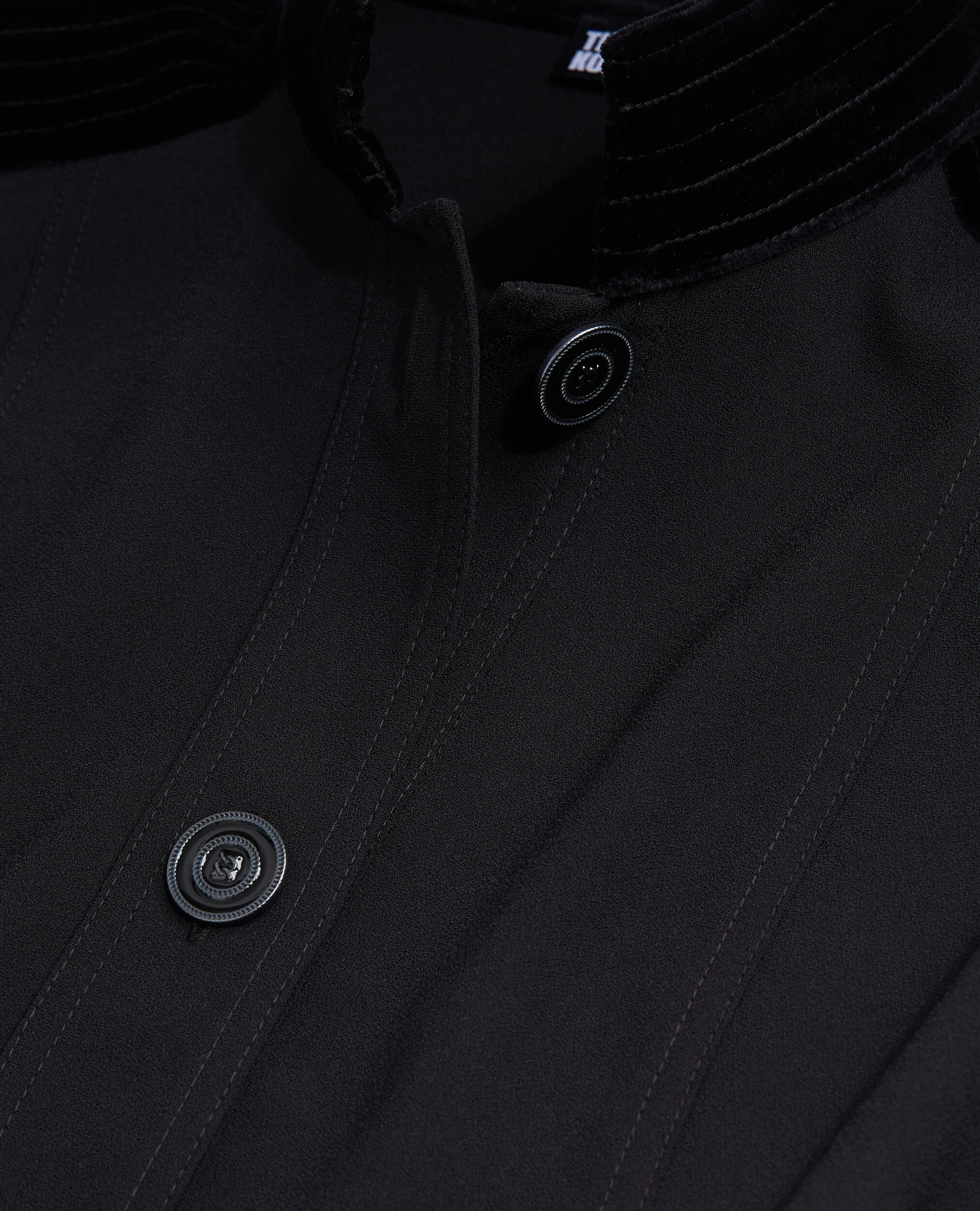 Robe courte noire en crêpe avec détails en velours