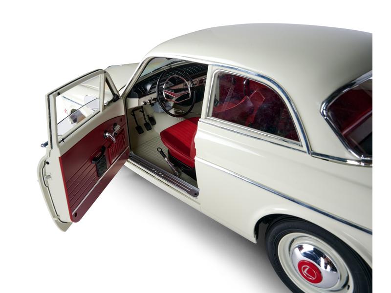 IXO Models Bausatz Volvo Amazon 122S mit Sound & Licht 1:8 Detailgetreuer Standmodellbausatz im Massstab 1:8