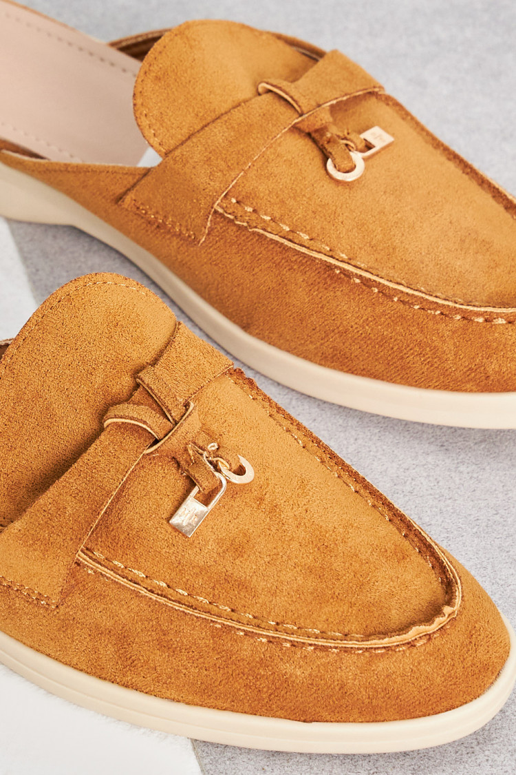 Mocassin en velours camel ouvert