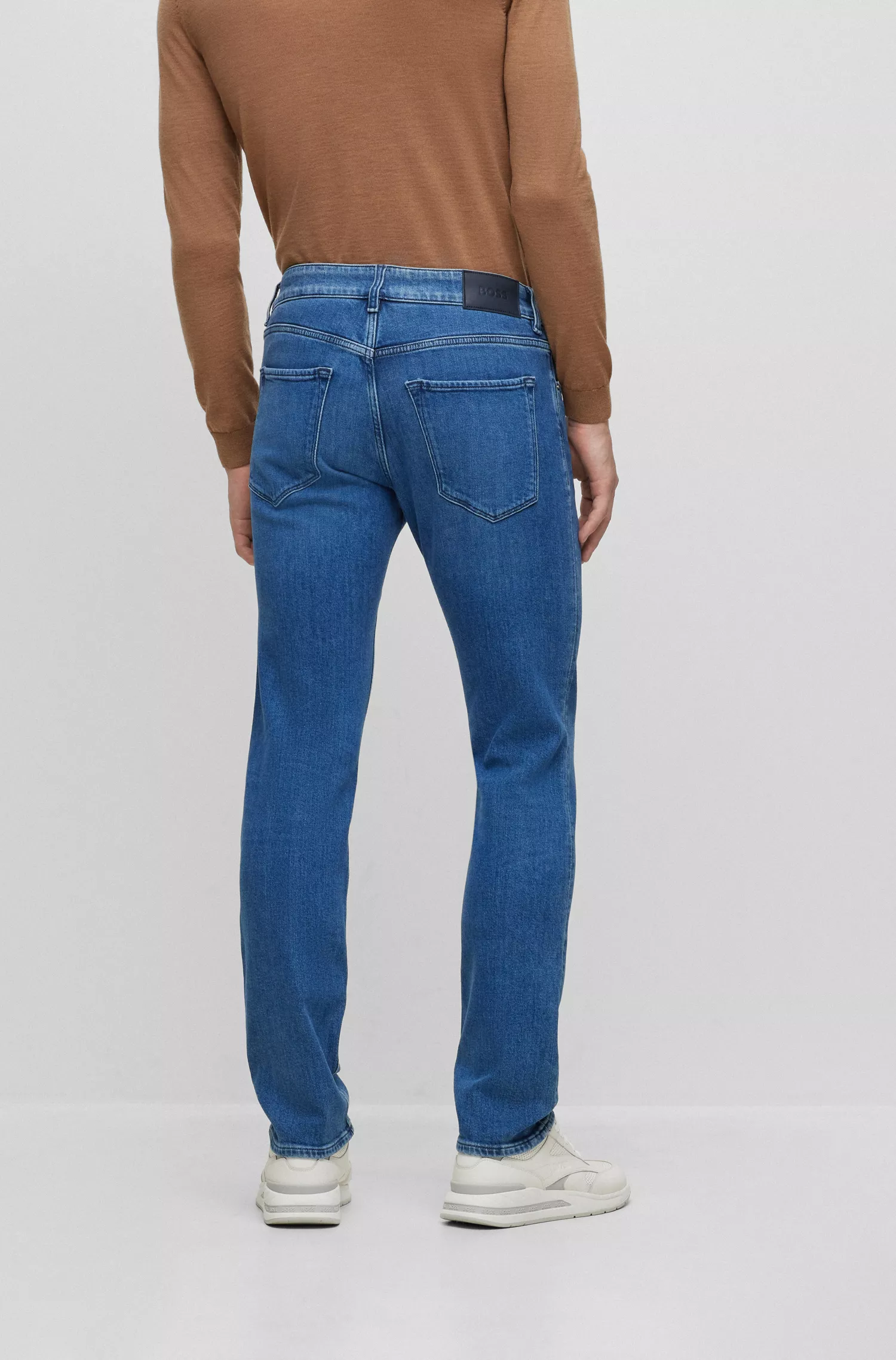 Calça jeans BOSS preta, corte regular, em denim azul confortável e elástico.