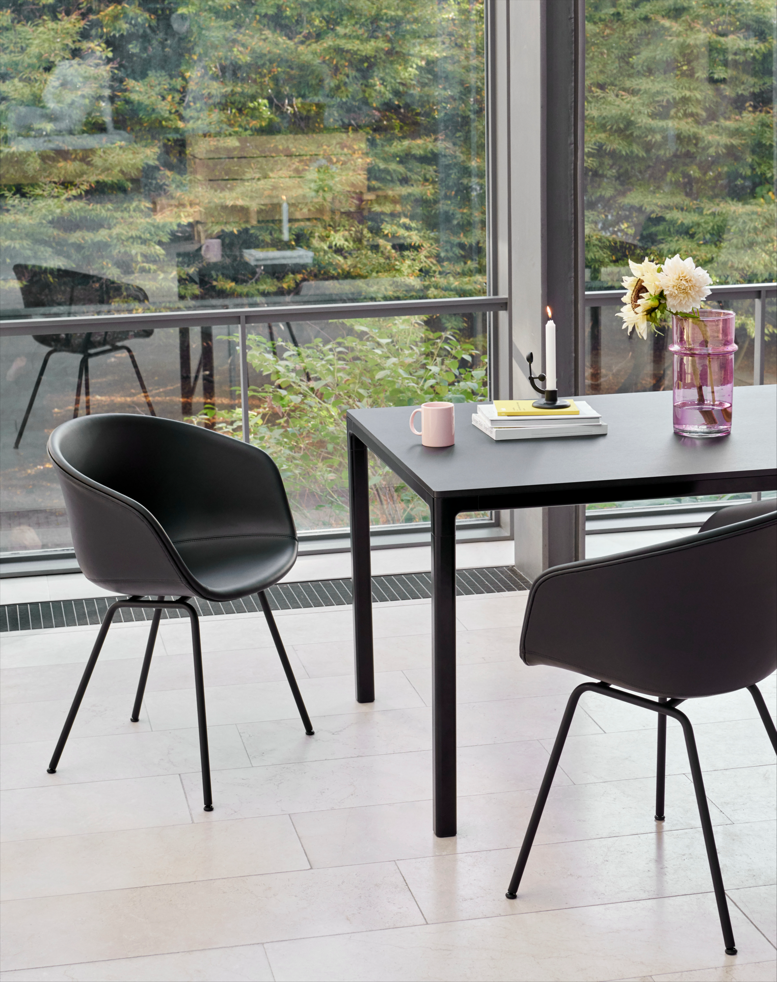 Eettafel T12 200x95 zwart onderstel zwart linoleum blad