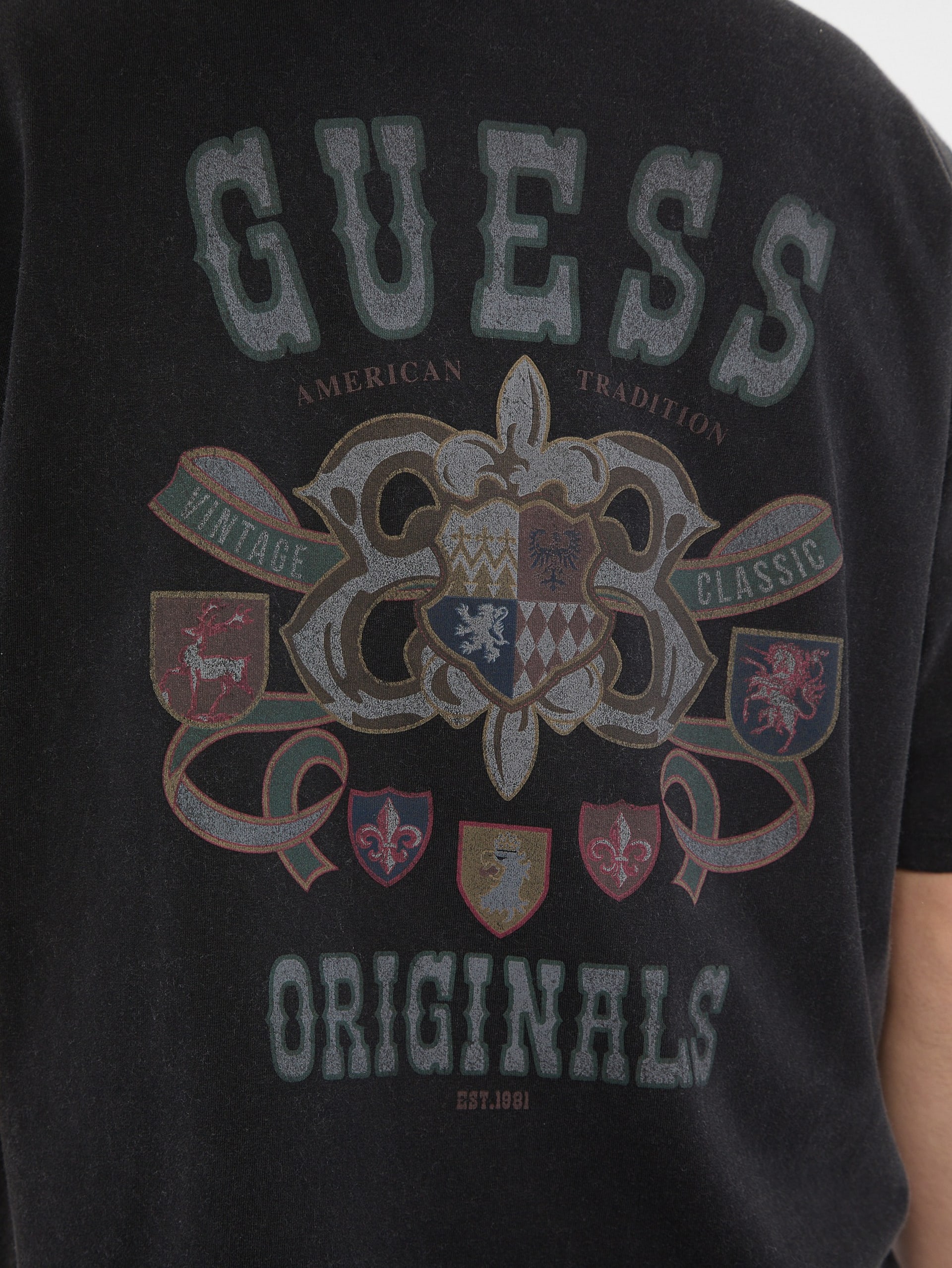 Camiseta GUESS Originals Varsity com estampa gráfica