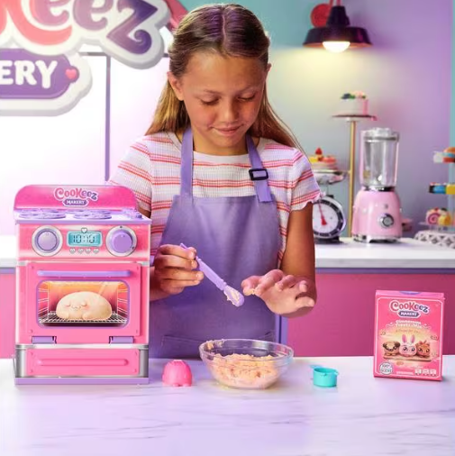 Cookeez Makery Kinder Spielset Treatz Ofen Teig Spielzeug Backset mit Interaktivem Plüschfreund inkl. AAA Batterien (23502) - Pink