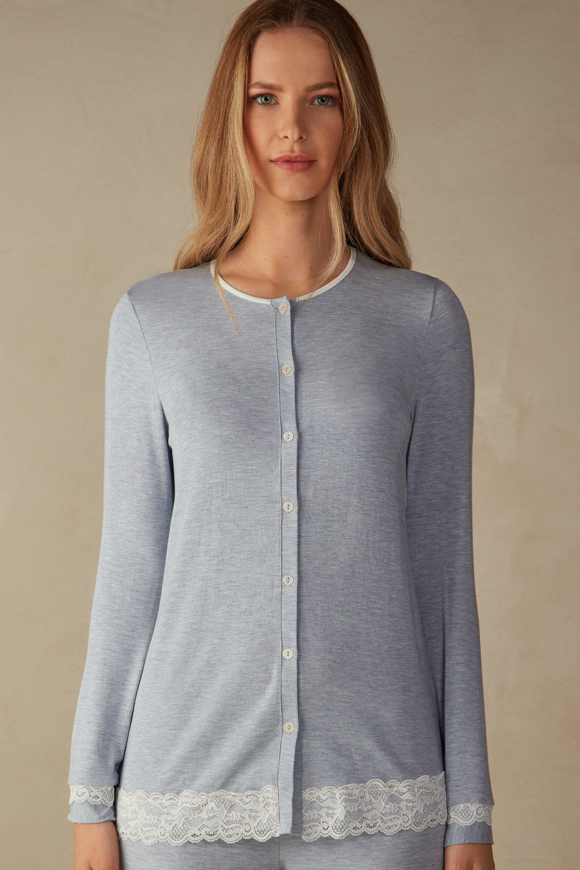 Camiseta de modal e renda, aberta na frente.