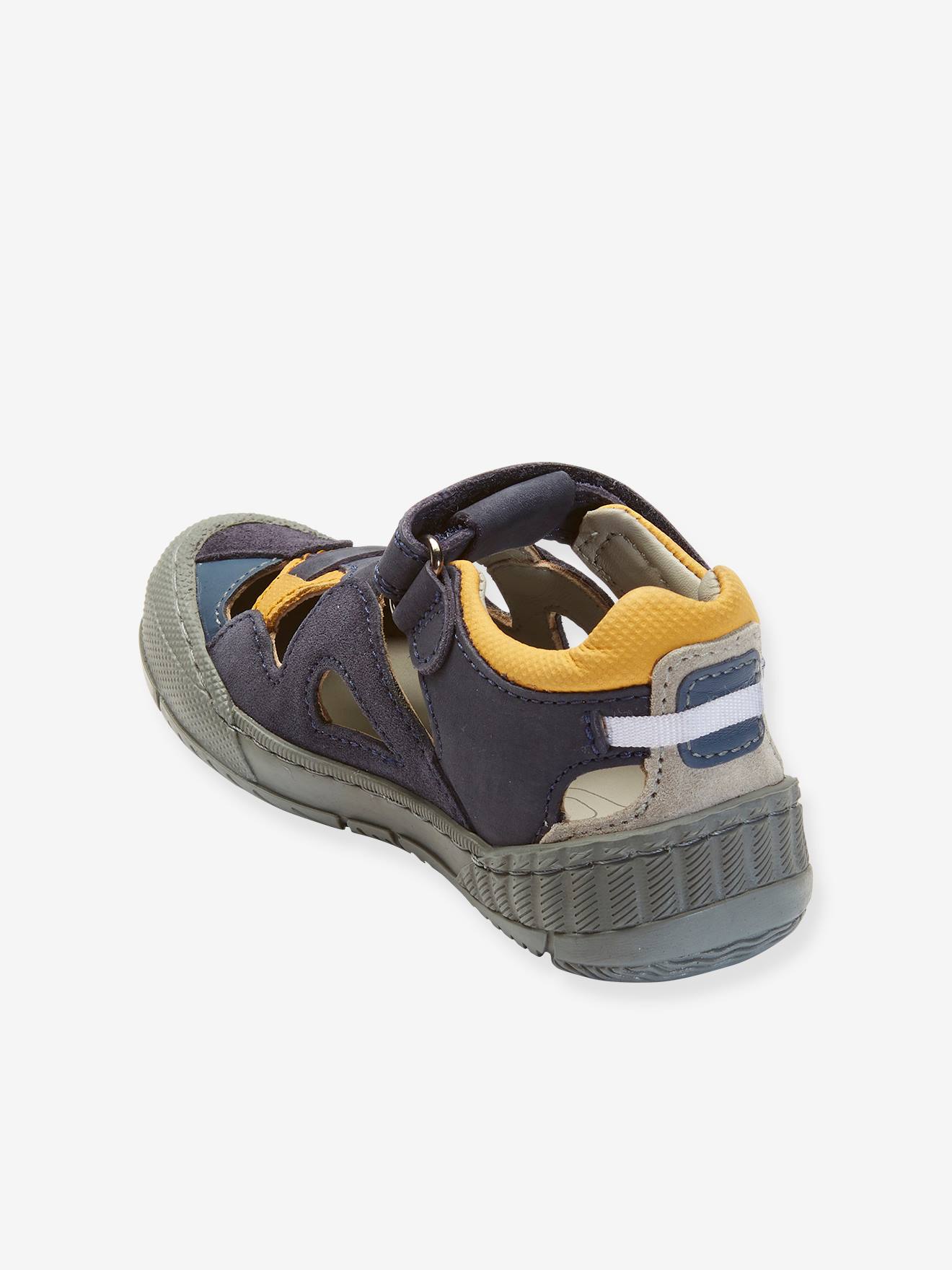 Sandálias infantis com fecho de velcro, modelo especial para maior independência, cor azul-escura lisa.