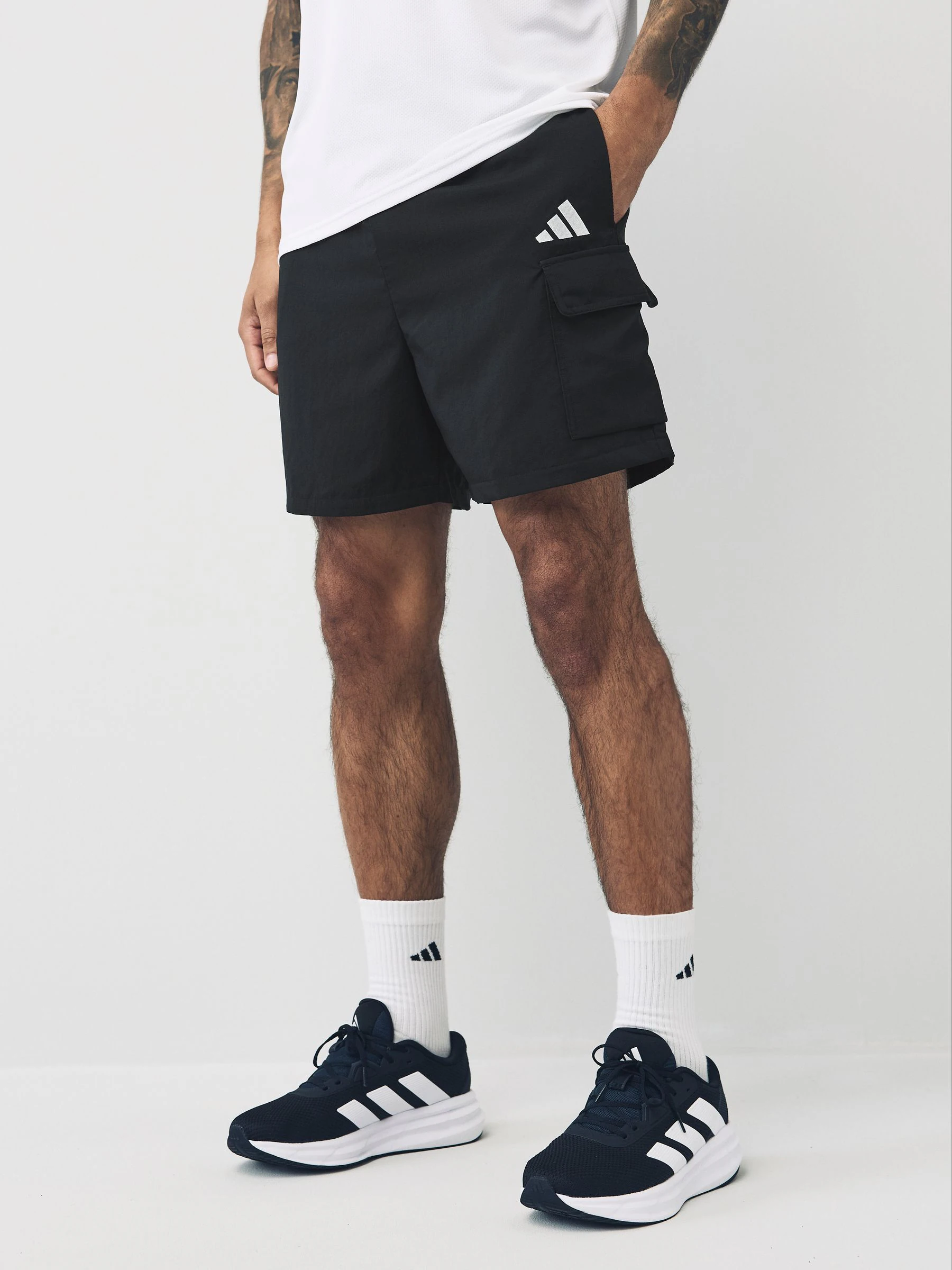 Zwart - adidas Small Essentials Logo Cargo Chelsea Shorts
