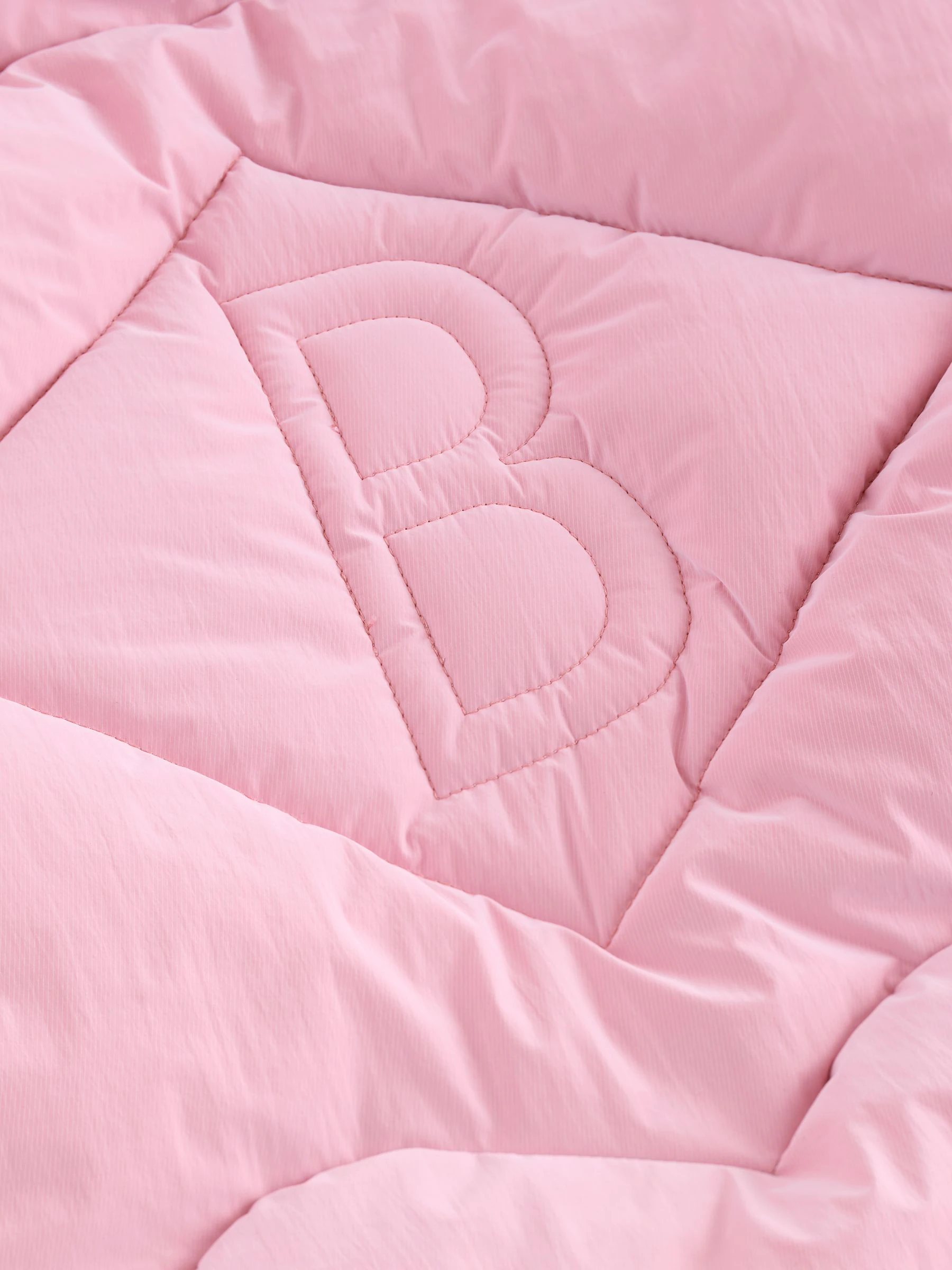 Baker by Ted Baker - Roze, regenbestendige gewatteerde jas met rok en corsage