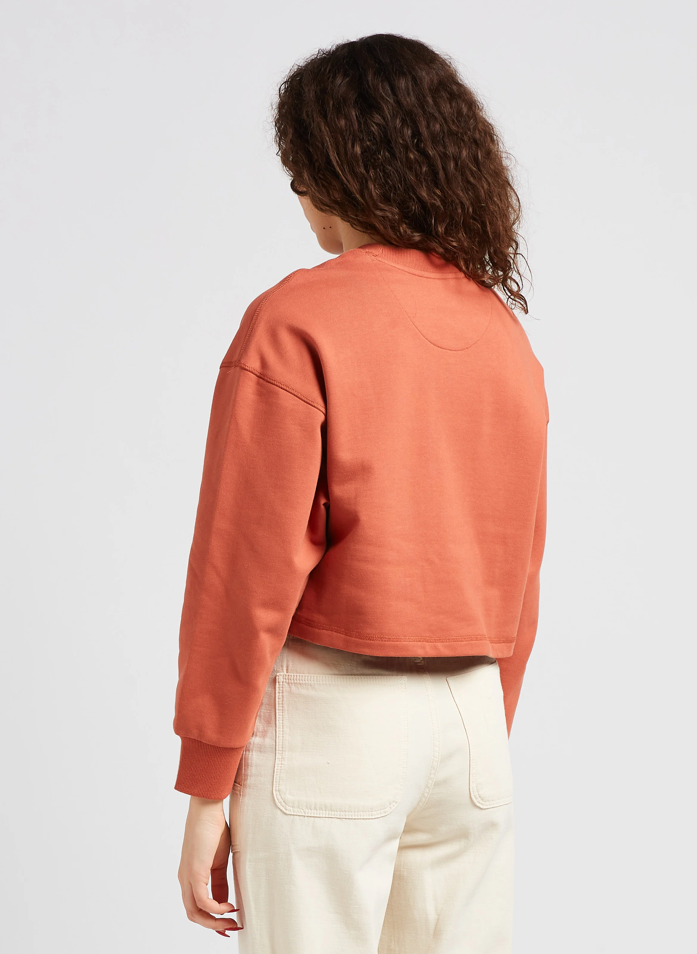 Sweat court col rond brodé en coton | Marron