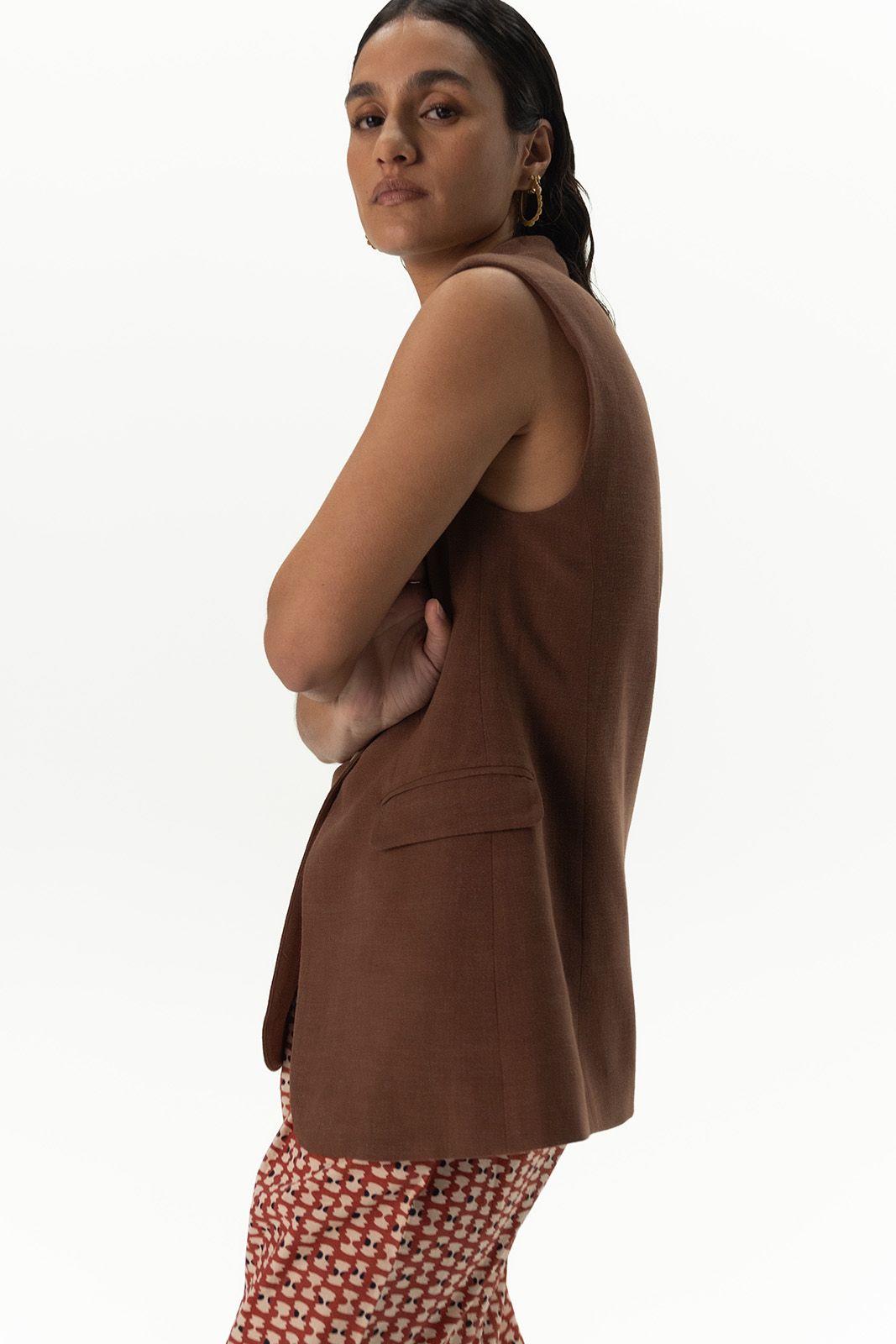 Donkerbruin linnen gilet met riem