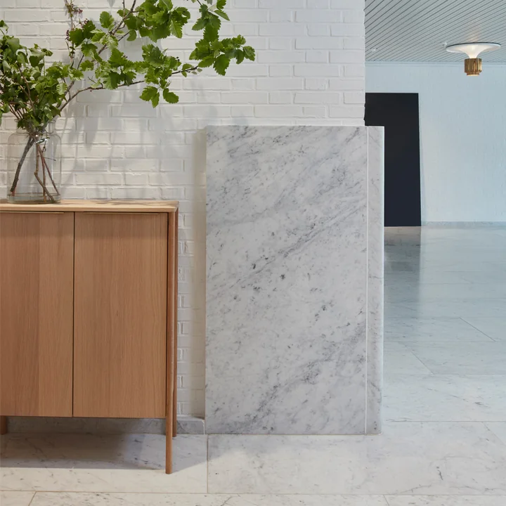 Fritz Hansen - Skagerak Jut High Cabinet, Eiche geölt / Marmor grün / Messing