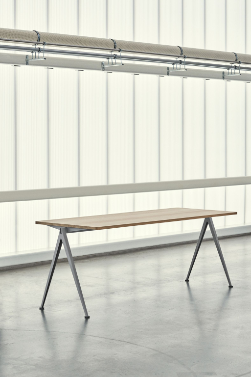 Hay Pyramid 01 bureau 140x75 gerookt eiken,beige onderstel