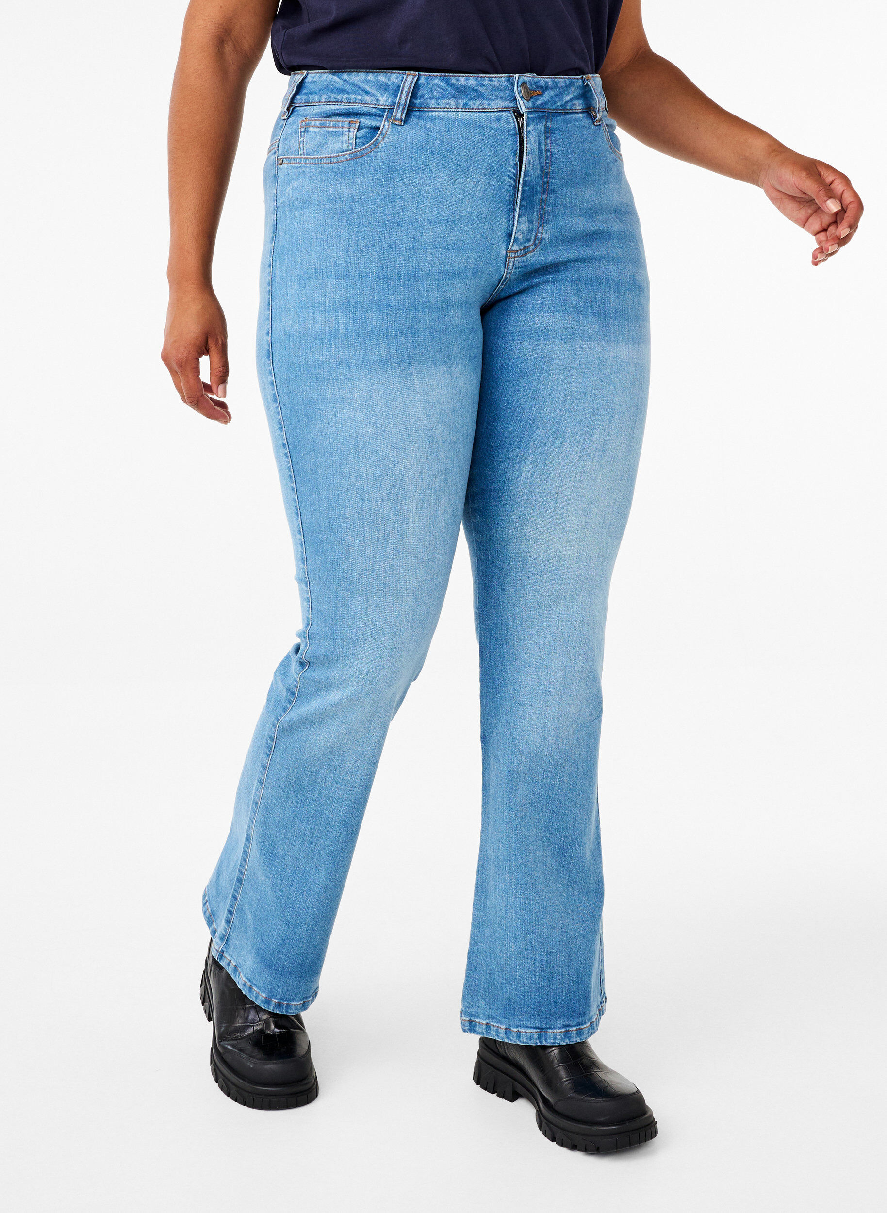 Ellen bootcut jeans med høj talje