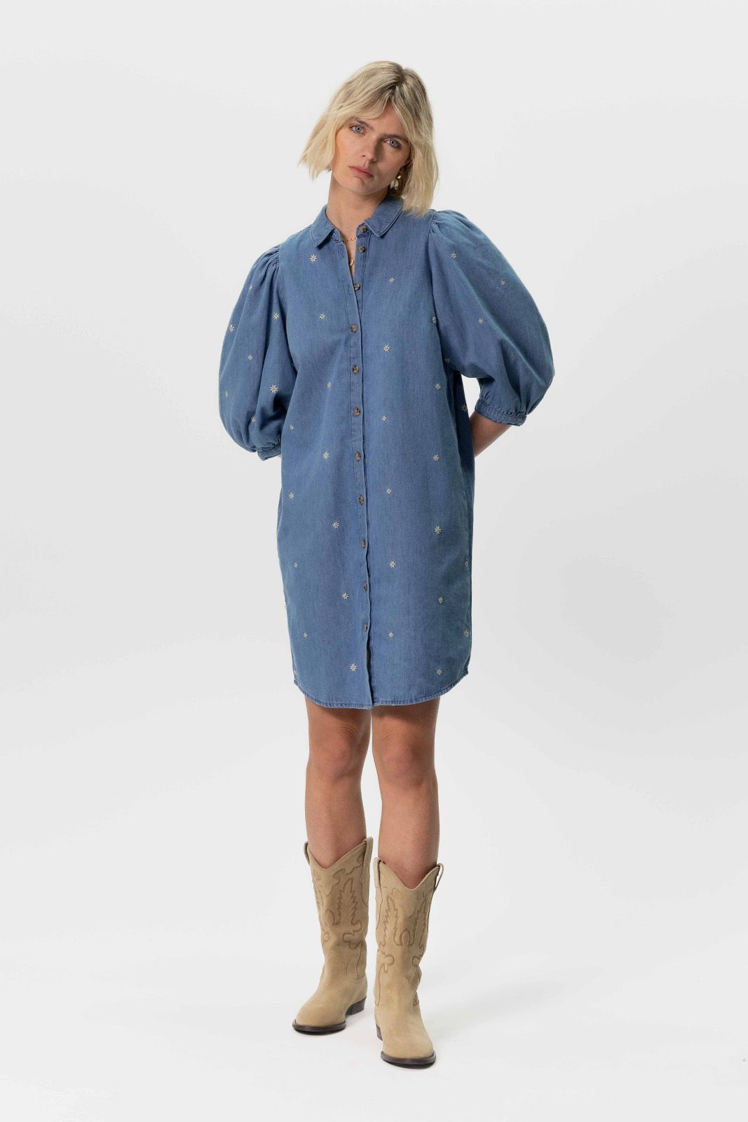 Denim jurk met pofmouwen en madeliefjes embroidery