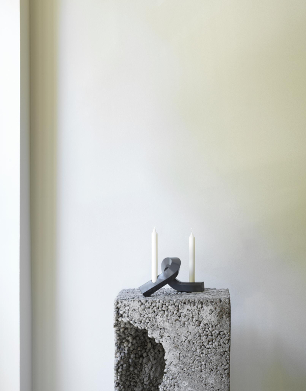 Normann Copenhagen Crooked Two kandelaar aluminium Warm Grey