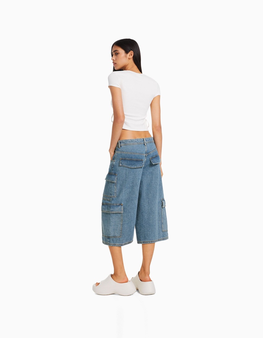 Bermuda cargo folgada em jeans