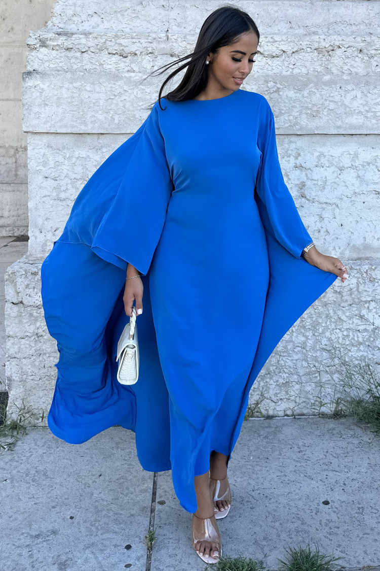 Robe bleu ceinturée à empiècement cape