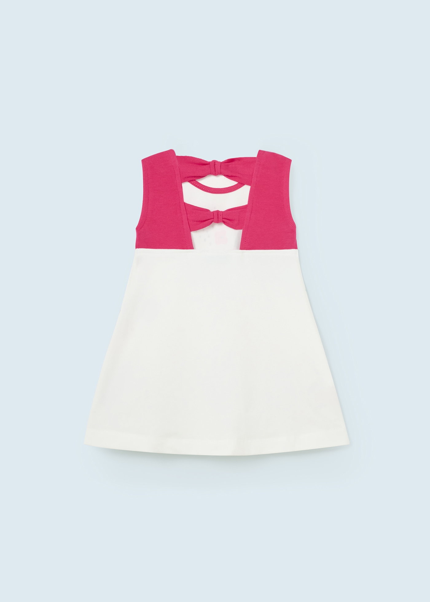 Vestido infantil com estampa feita de algodão sustentável.