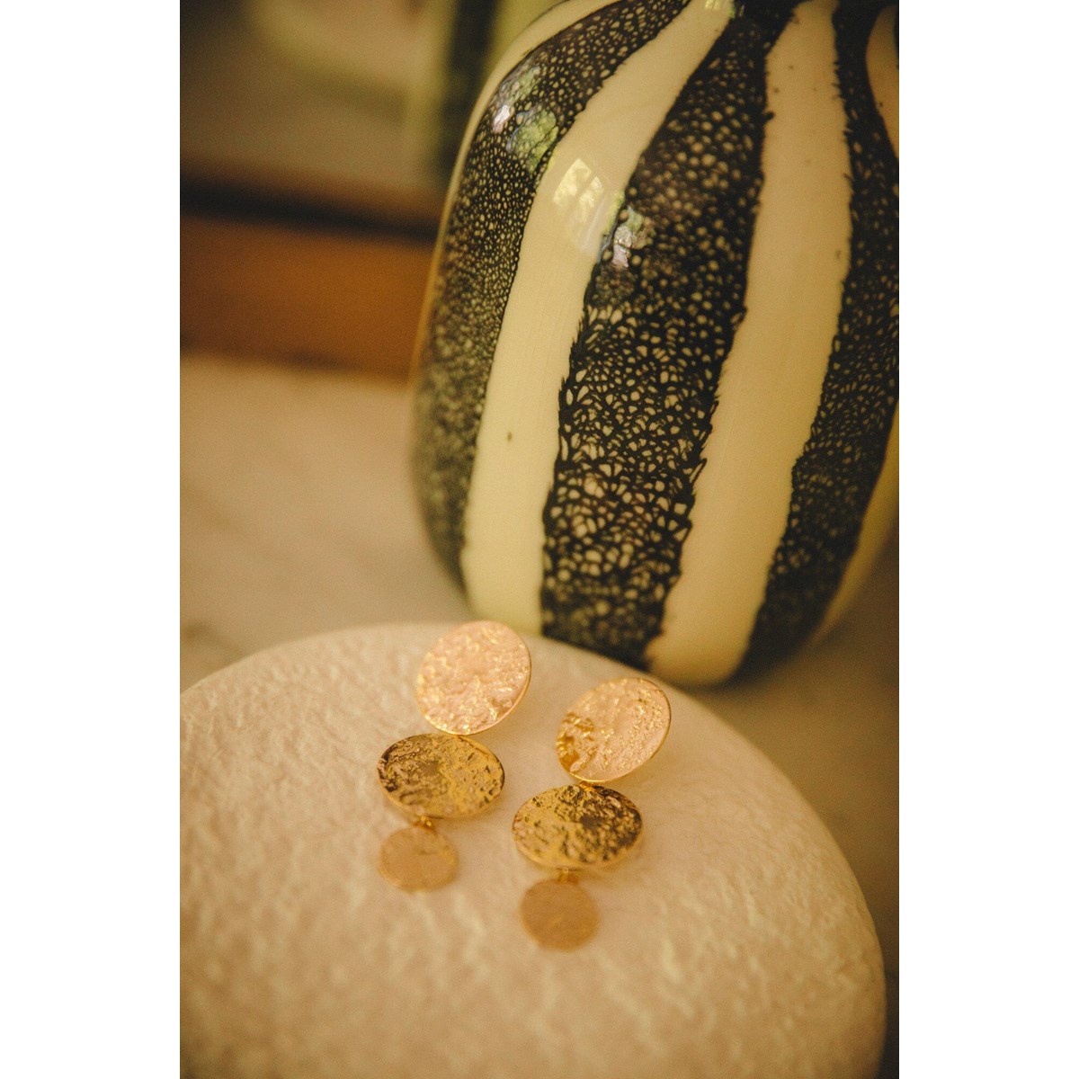 boucles d'oreilles puces pendantes ronds martelés doré à l'or fin - HESTIA