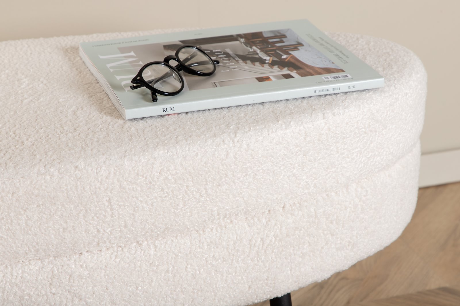 Otto pall Tekstil Teddy Off-white med sorte stålben. 100x40 cm.