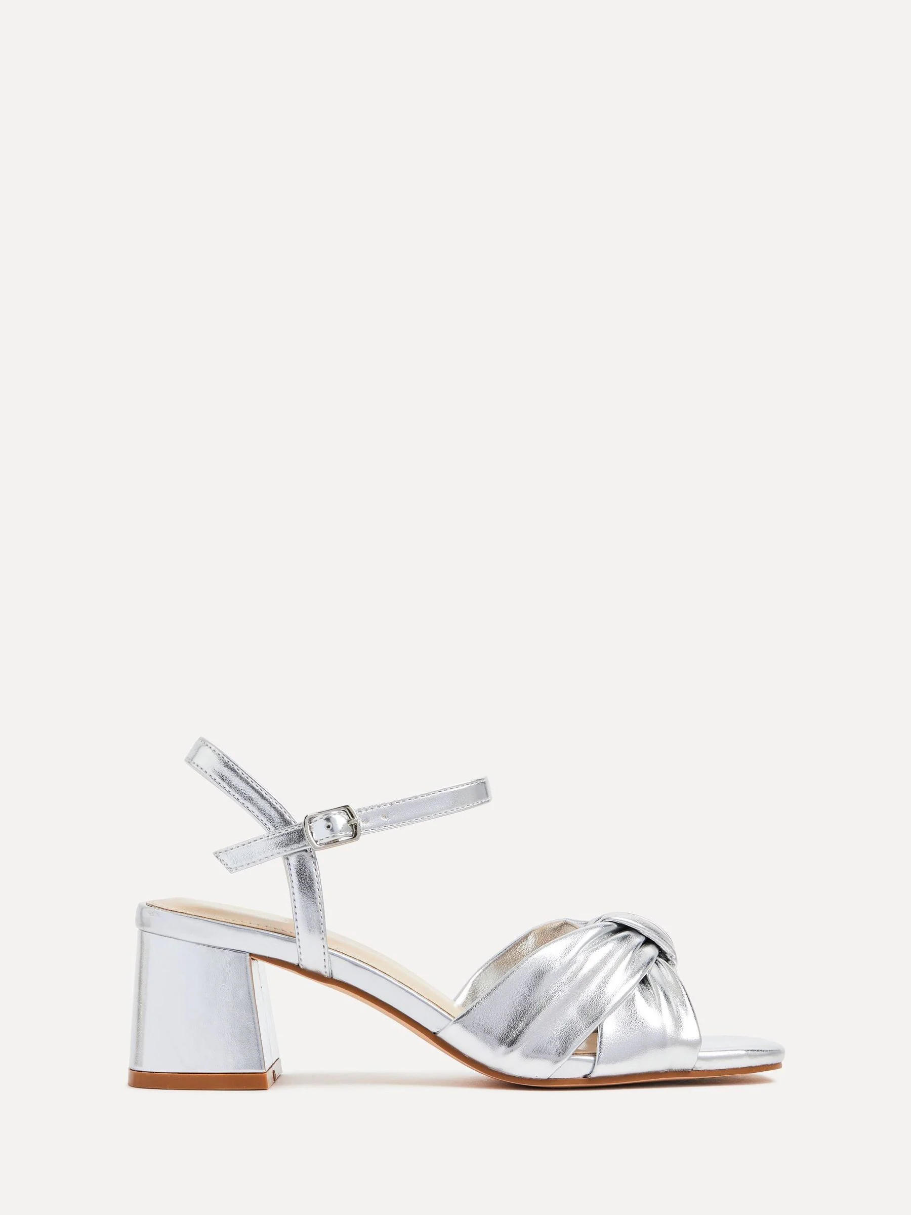 Zilver - Linzi - Charlotte sandalen met blokhak en strik aan de voorkant
