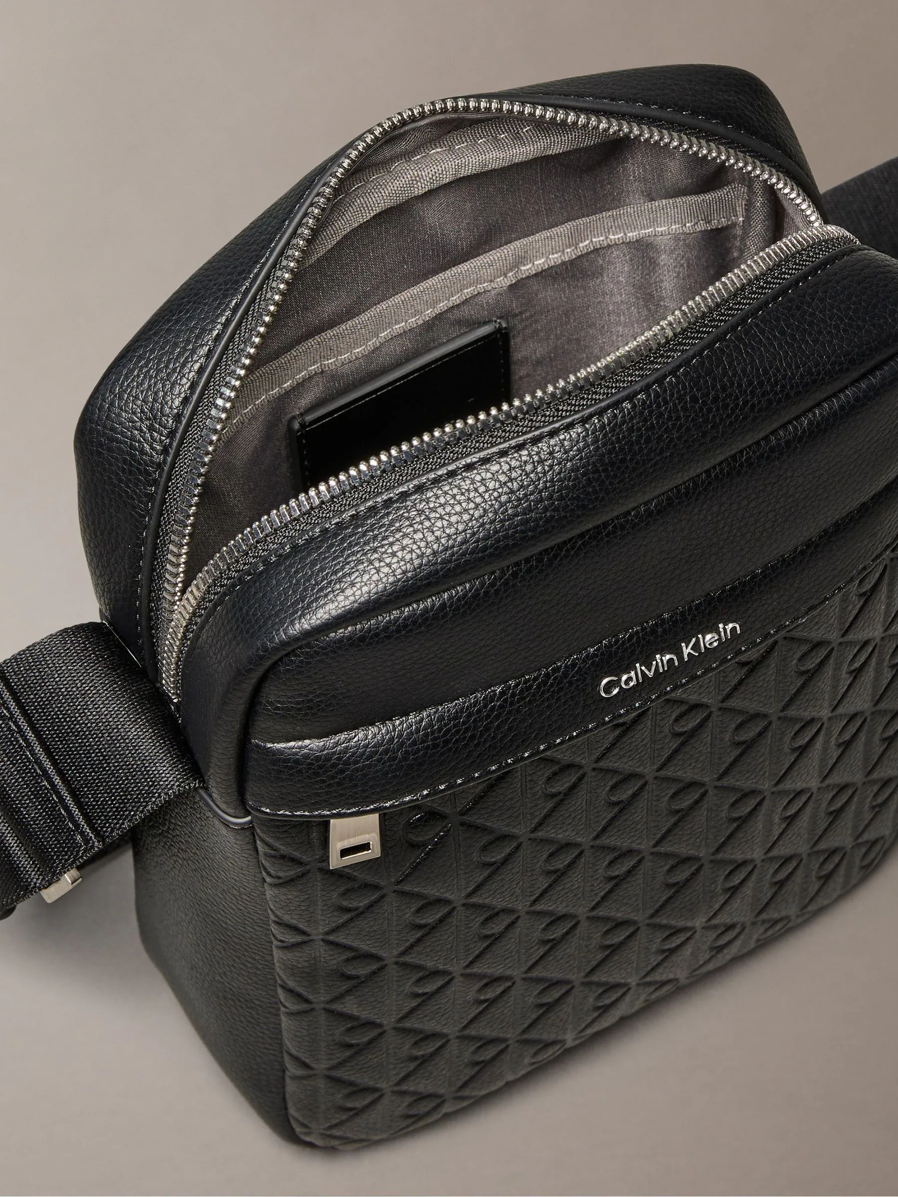Calvin Klein Reporter tas met reliëf allover monogram