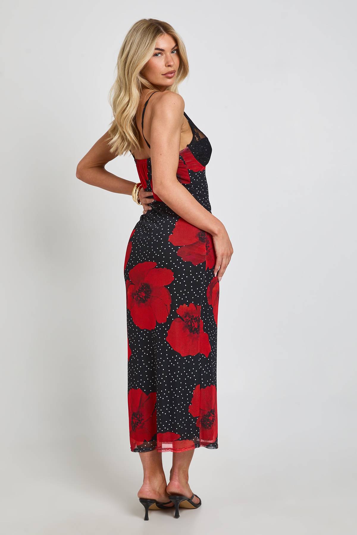 boohoo Robe Moulante À Pois Et Imprimé Floral Avec Détail De Bonnets En Dentelle