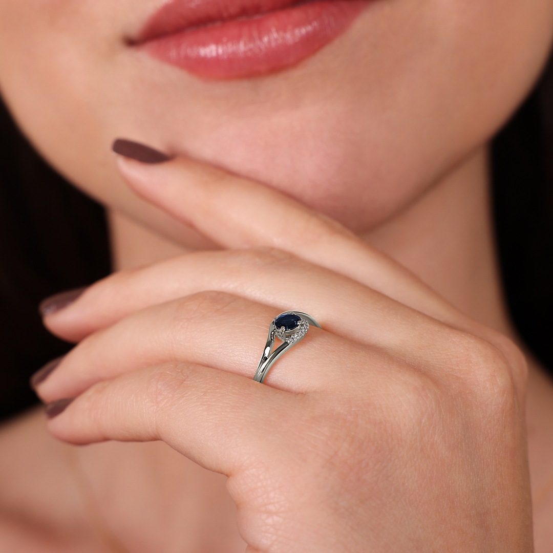 Saphirring 750/18 K Weissgold mit Diamanten 0.03 ct H/si