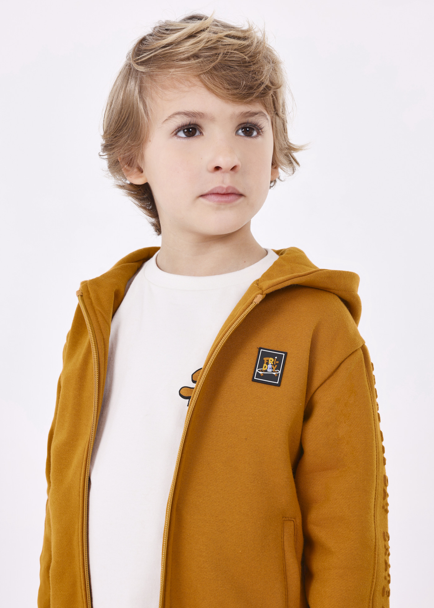 Moletom infantil com zíper e decoração em relevo.