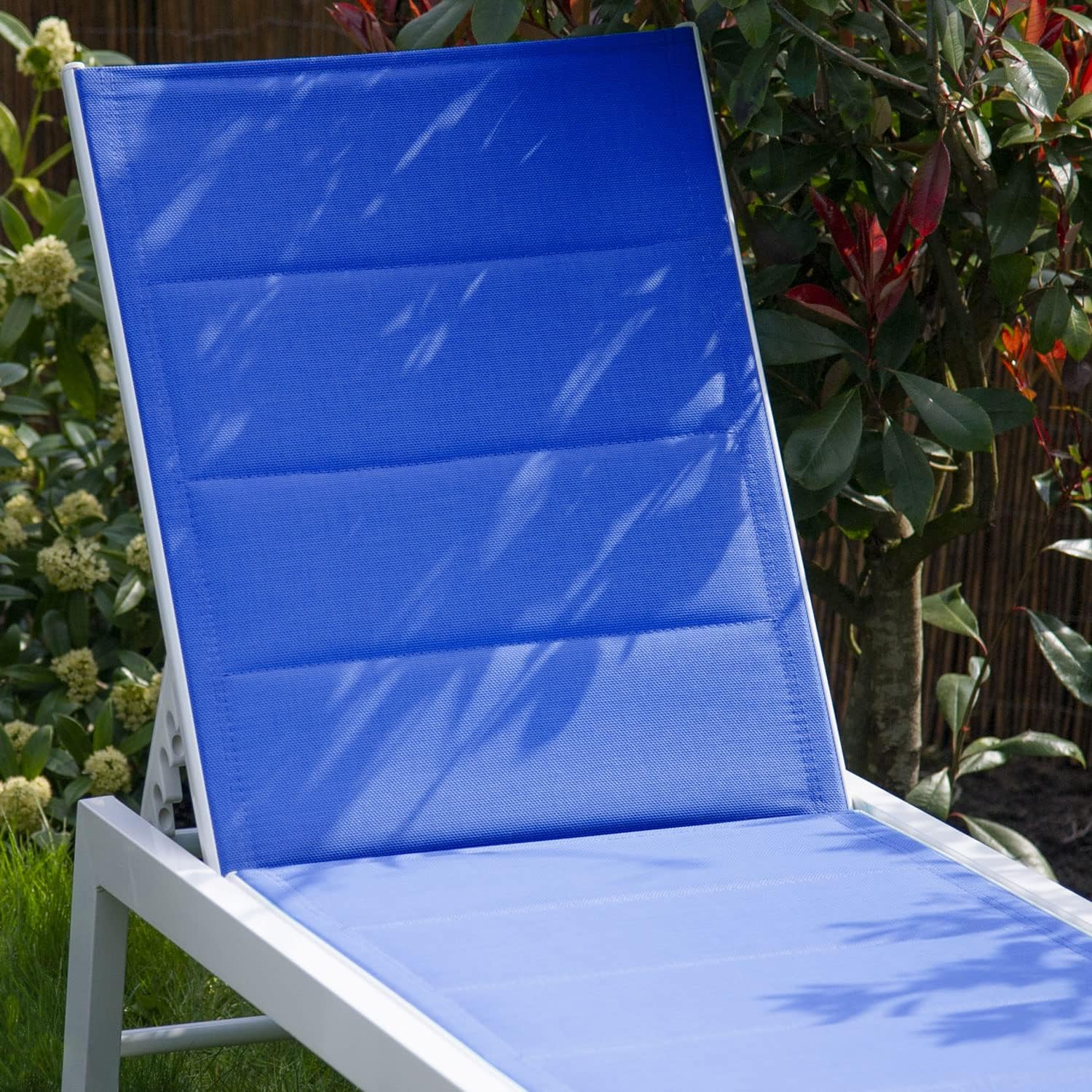 Happy Garden Sonnenliege Barbados aus blauem Textilene und weißem Aluminium. Outdoor-Liege mit Mehreren Positionen.