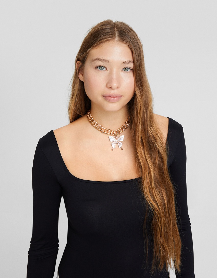 Colar gargantilha com corrente e borboleta de strass