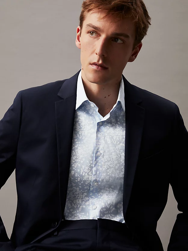 Camisa elegante de corte slim com estampa floral.