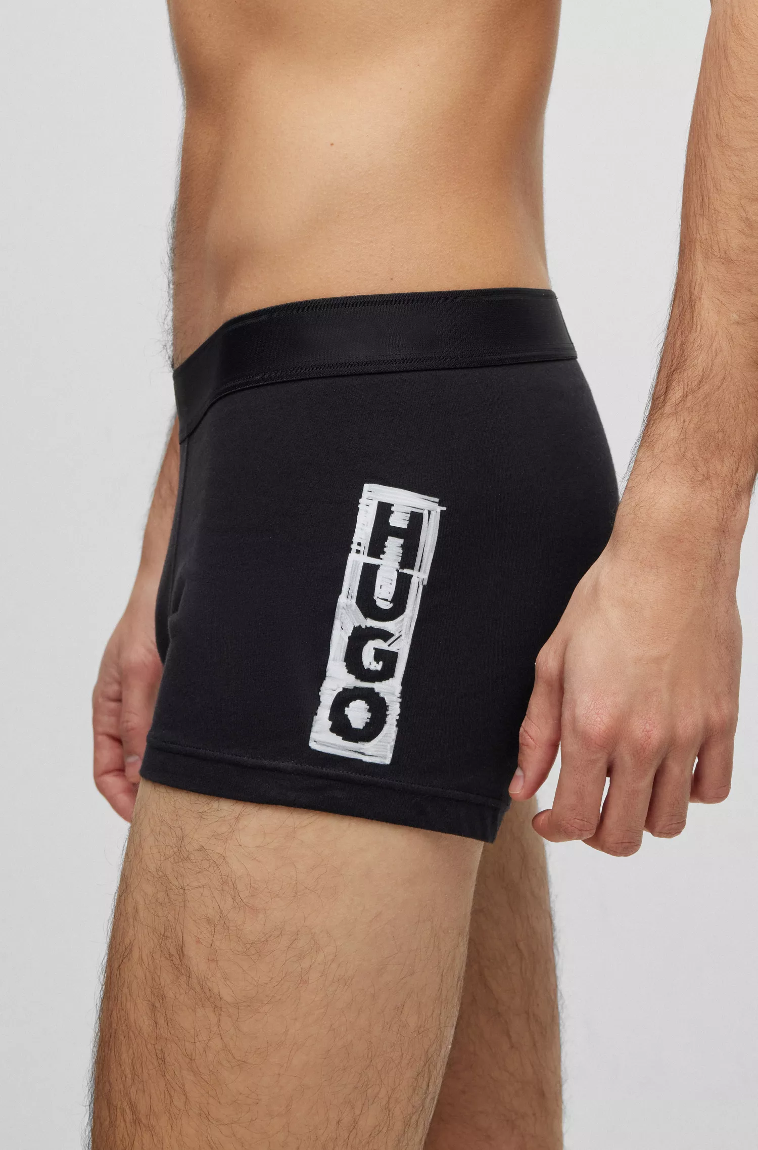 Cueca boxer HUGO vermelha, em algodão stretch, cintura regular, com logo em formato de marcador.
