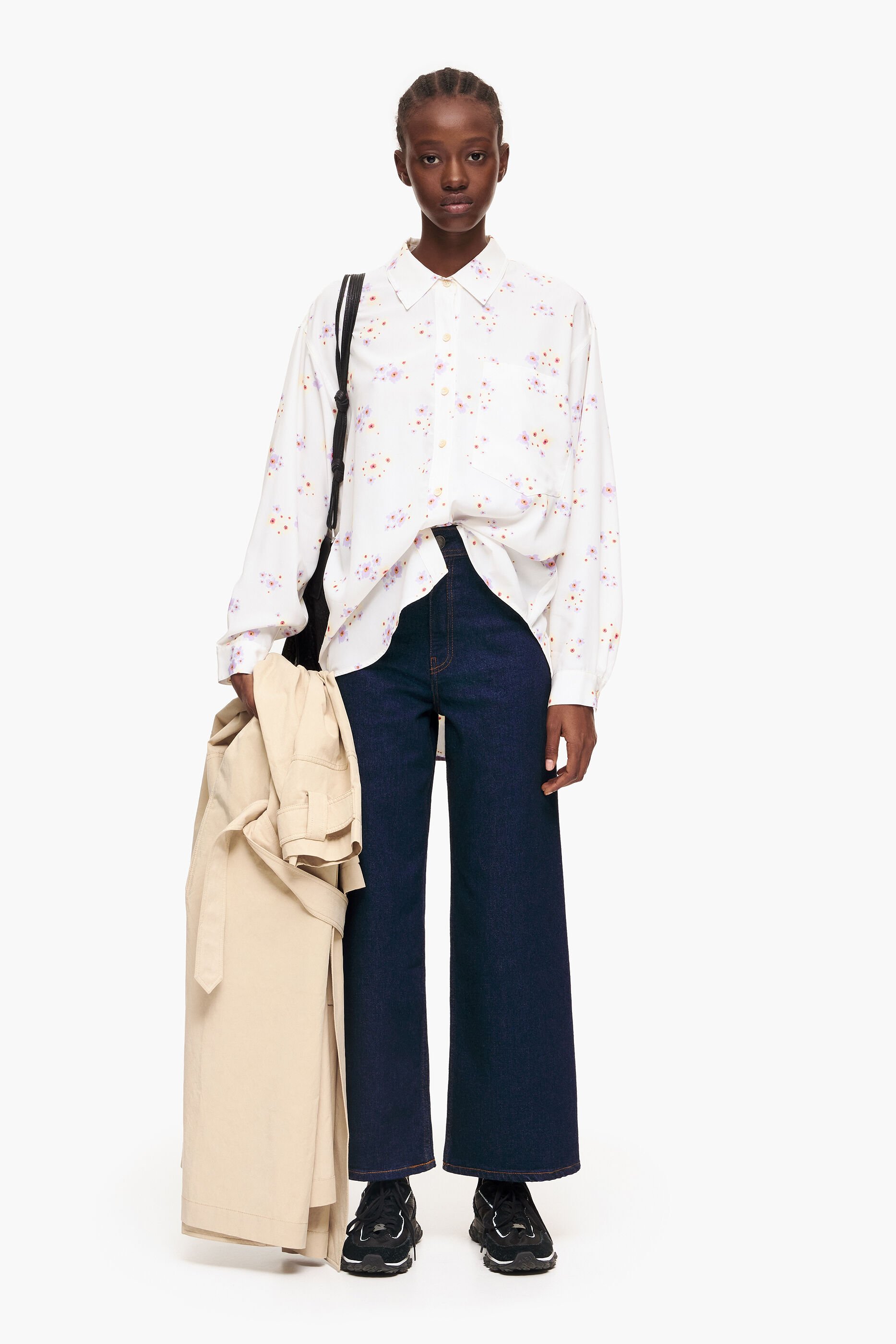 Camisa fluida off-white com estampa de flores em acrílico.