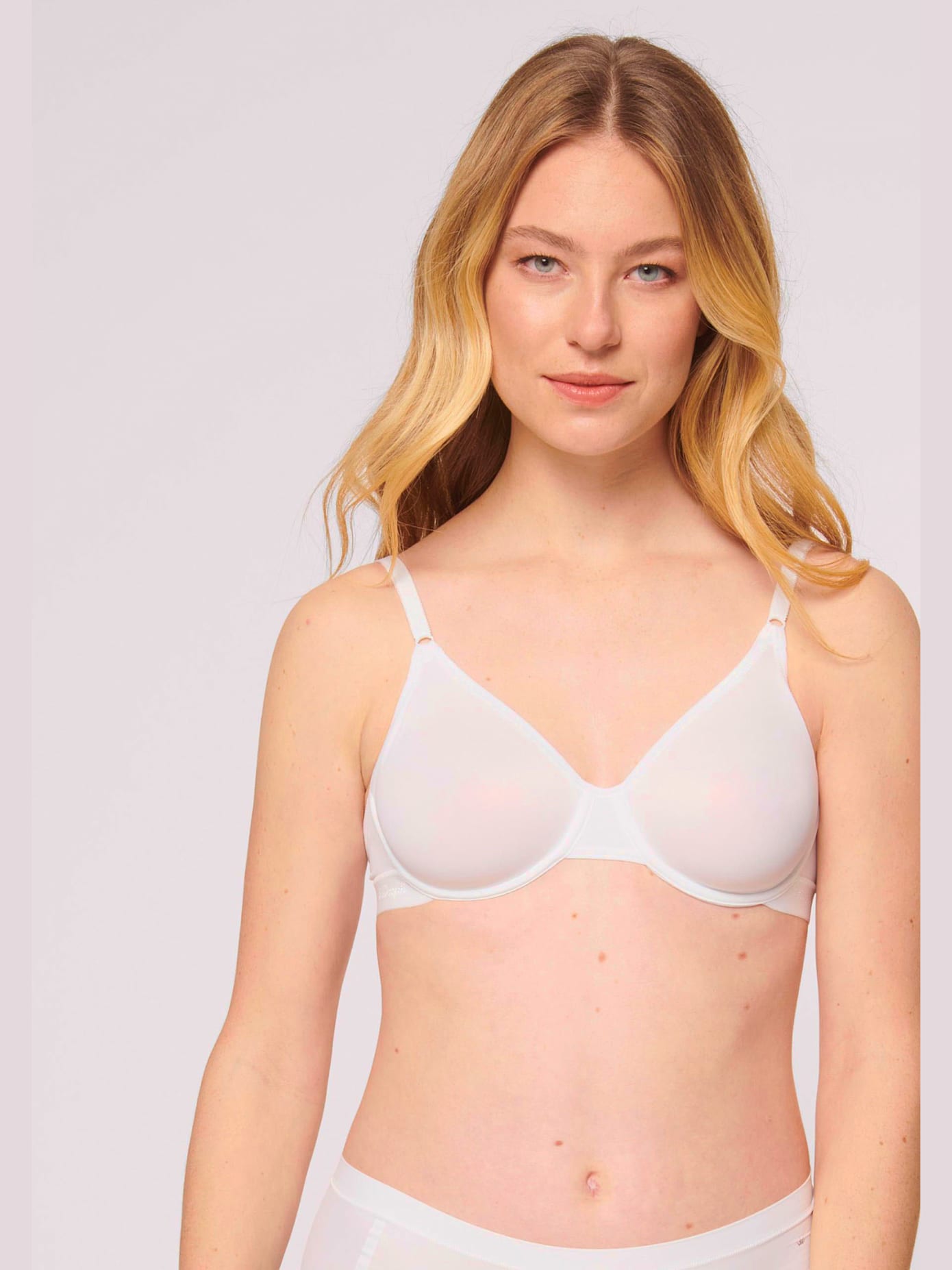 Soutien-gorge spécial t-shirt avec armatures. bonnets préformés non doublés sans coutures