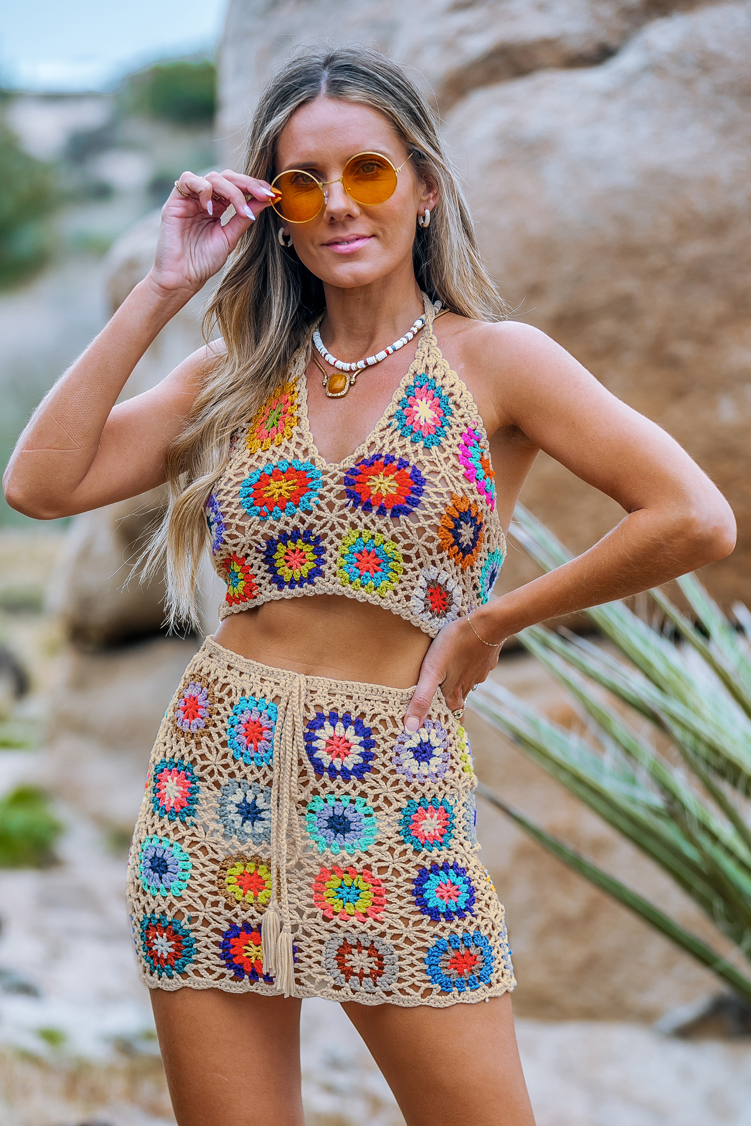Haut cover up court en crochet avec col plongeant