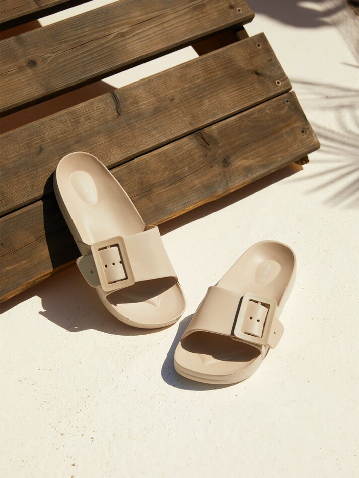 Sandália com fivela - Branco-creme