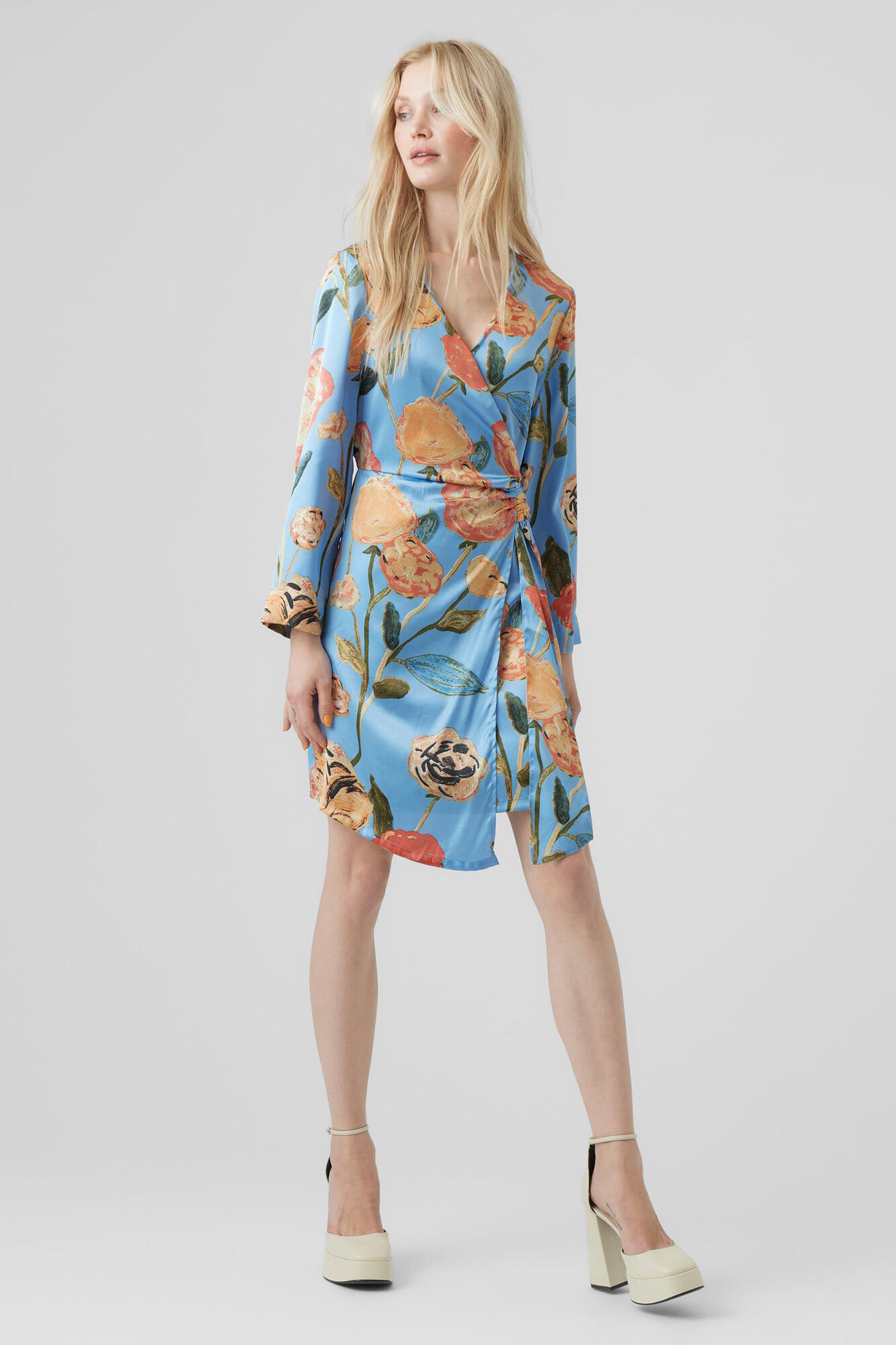 Vestido curto envelope de cetim - Azul