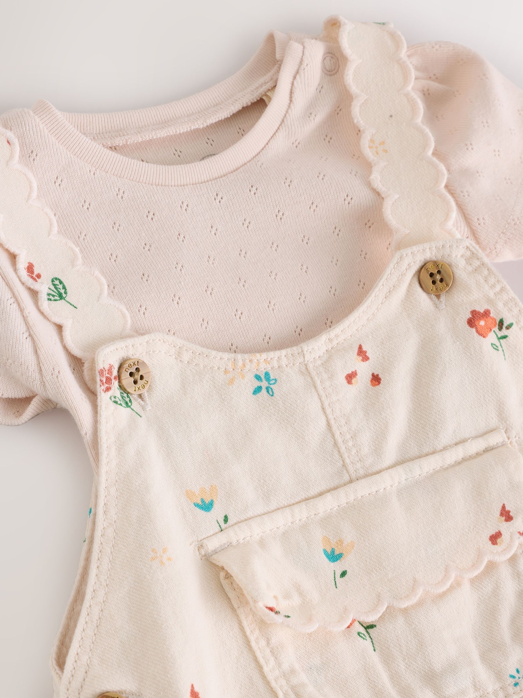 Wit met bloemenprint - Babyset van rompertje met korte mouwen en bretelbroek (0mnd -2jr)