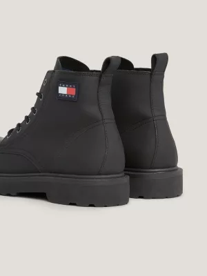 Botas de cano curto com cadarço e travas em couro