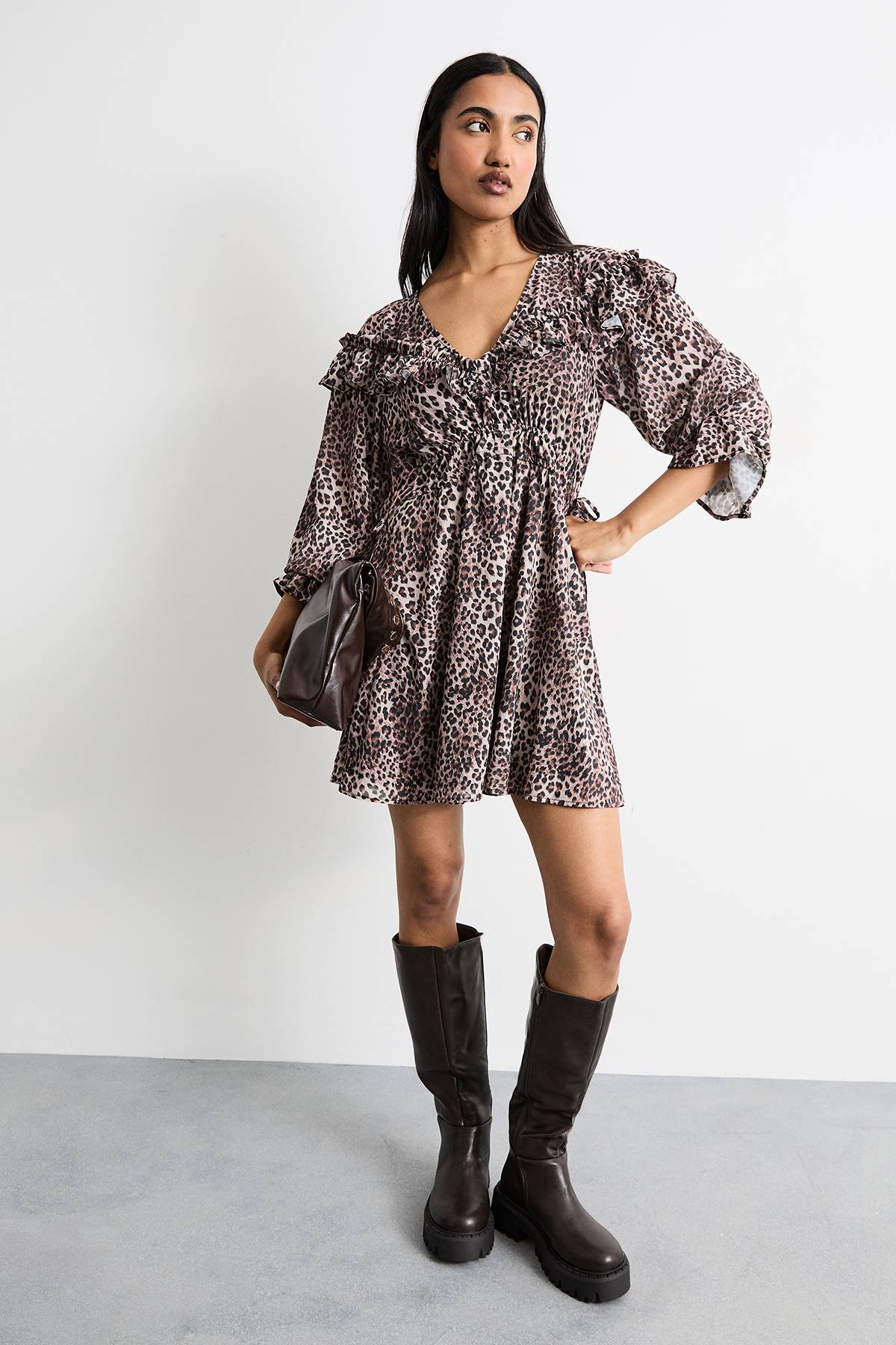 Warehouse Robe Mini Bohème à Imprimé avec Détails Volantés aux Épaules et Col en V