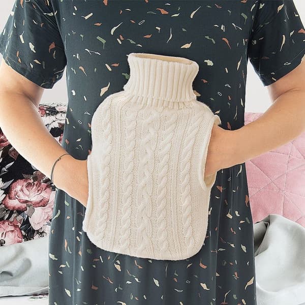 Varmeflaske med koselig strikket beige trekk