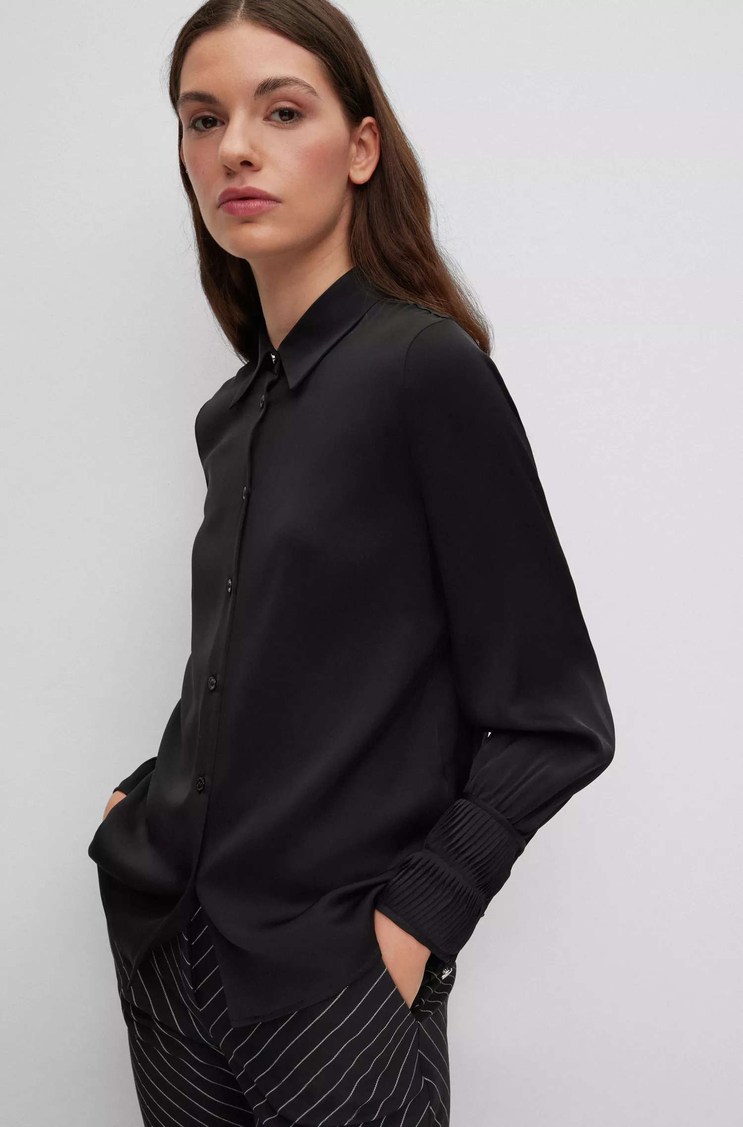 Blusa BOSS preta de corte regular em crepe de seda elástica da China.