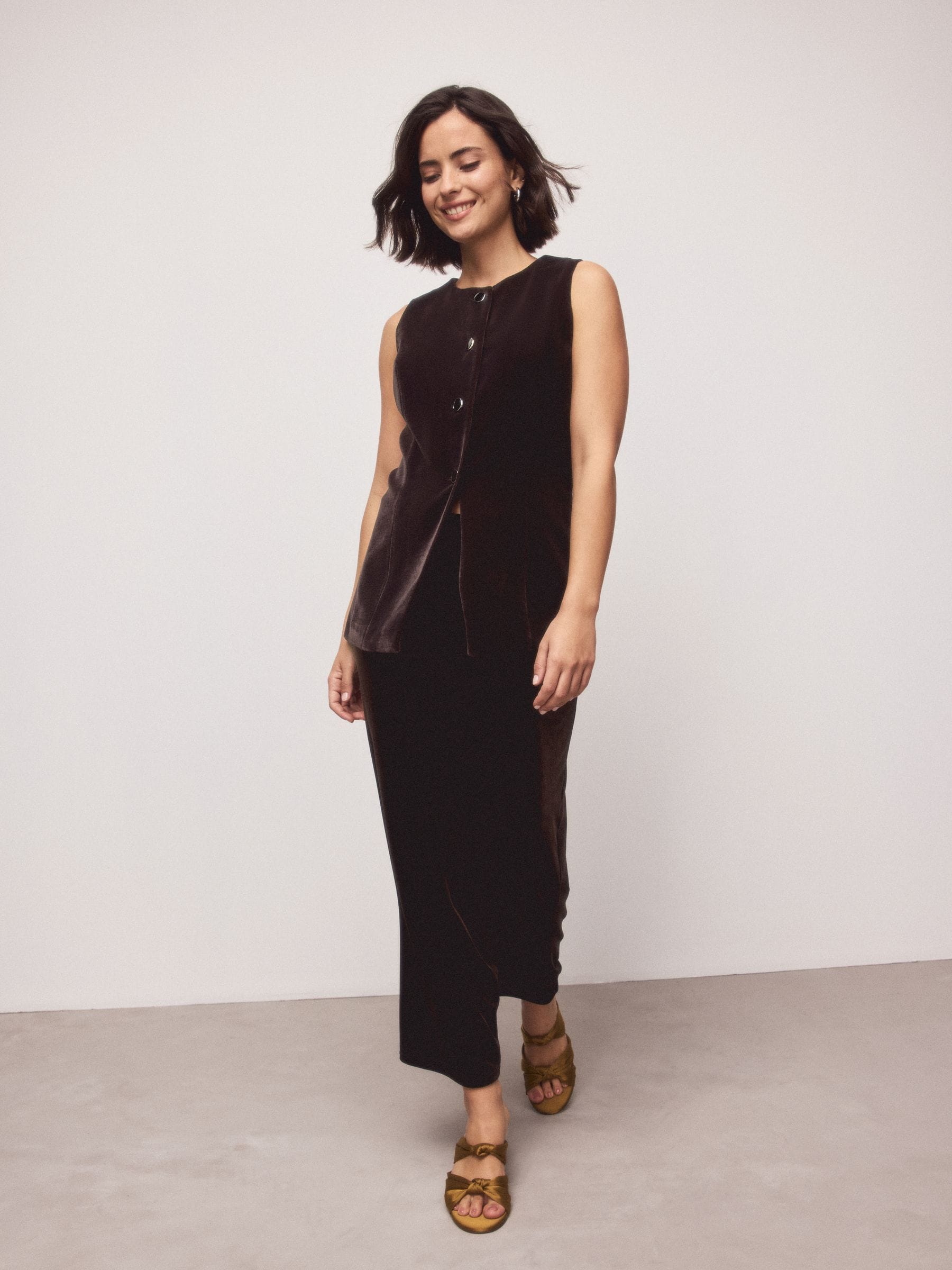 Chocoladebruin - Velvet Crew Neck Button Through Waistcoat