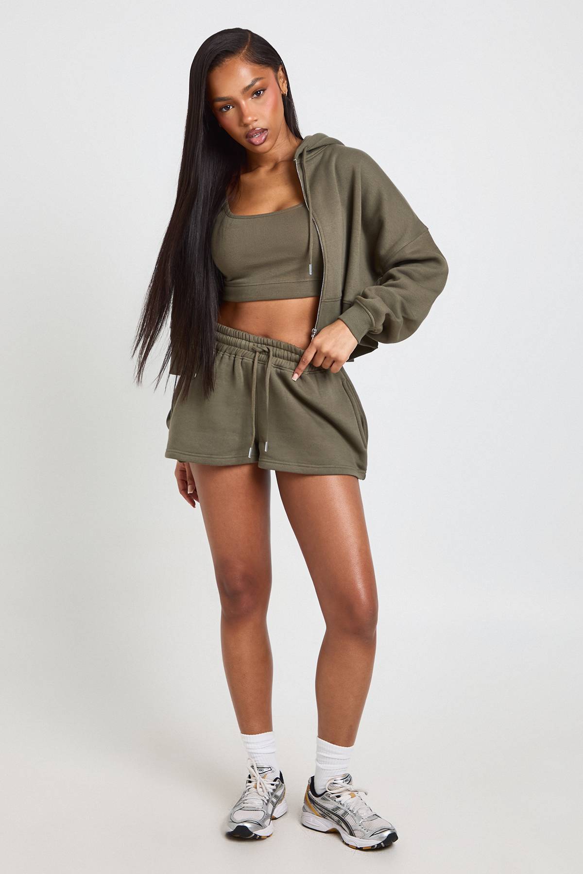 boohoo Ensemble De Survêtement 3 Pièces Petite Avec Crop Top, Short Et Veste Zippée À Ourlet Profond