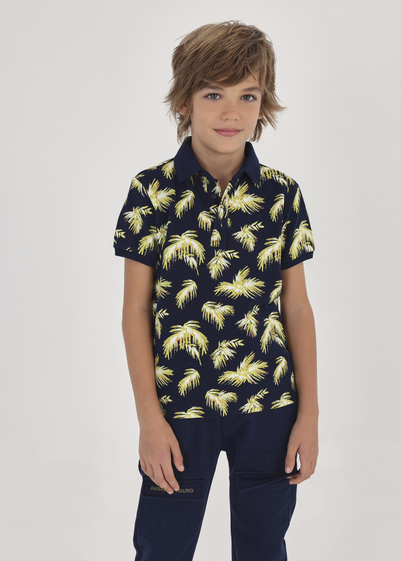 Camisa polo infantil em algodão sustentável com estampa.